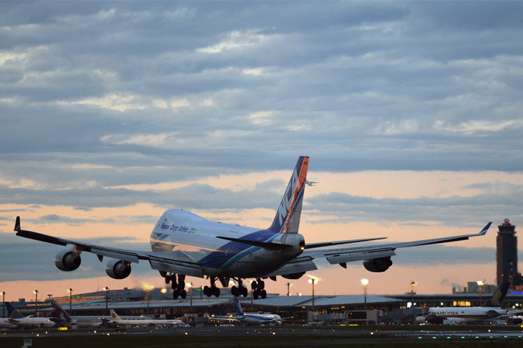 1528336900342002.jpg 機(jī)場飛機(jī)起降.jpg